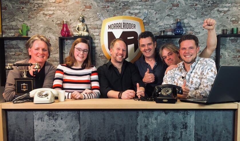 Het team van de live-uitzendingen, met in het midden presentator Bart Kolkman. Foto: De Moraalridder