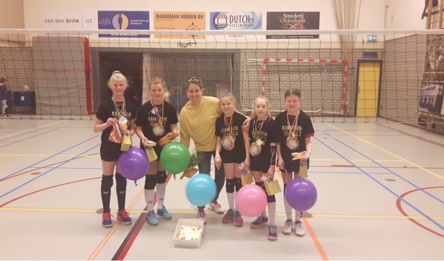 Faya, Anne, Mies, Inge en Esmee met trainer Hanneke. Foto: PR