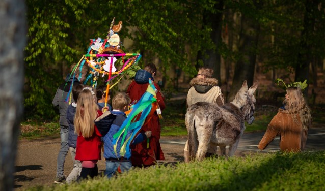 De kinderen trekken met de ezel voorop naar de Willibrorduskerk in Vierakker. Foto: PR.