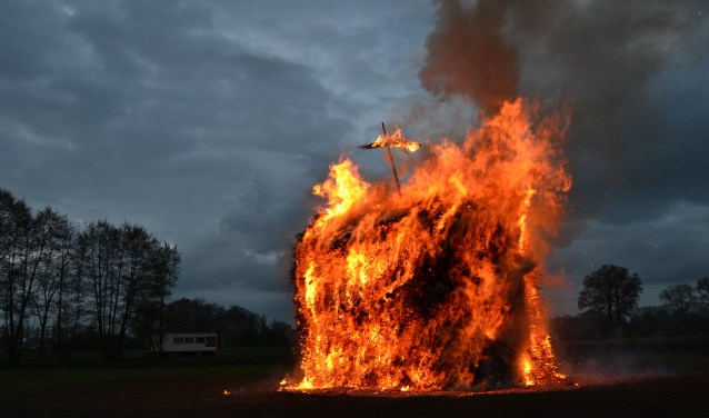 Paasvuur met brandend kruis in 2017. Foto: Karin Stronks