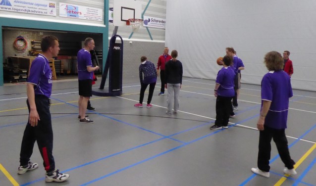 De deelnemers van de Sport- en Spelinstuif zoeken begeleiders. Foto: PR