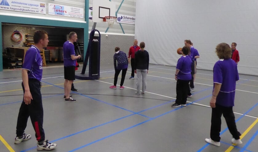 De deelnemers van de Sport- en Spelinstuif zoeken begeleiders. Foto: PR