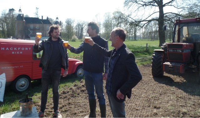Op de bijzondere samenwerking werd toepasselijk door Geerart van Doorn, Egbert Harmsen en Jan Legters met een glas Hackfort Bier geproost. .Foto: Jan Hendriksen