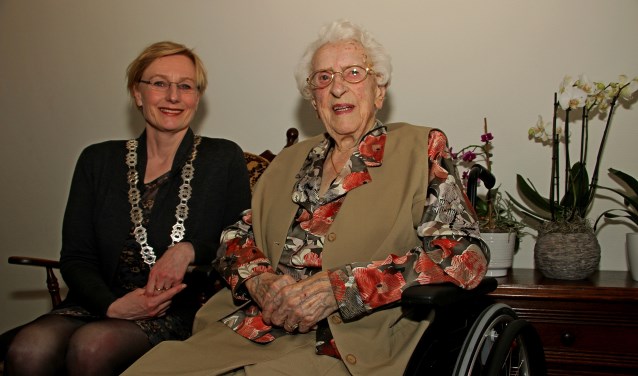 De 104-jarige mevrouw Lebbink-Hobelman wordt gefeliciteerd door burgemeester Besselink. Foto: Liesbeth Spaansen