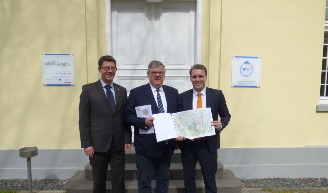 Plaatsvervangend Euregio-secretaris Andreas Kochs, burgemeester Hubert Bruls van Nijmegen en Christoph Fleischhauer van Moers presenteren het Euregionale mobiliteitsplan. Foto: PR