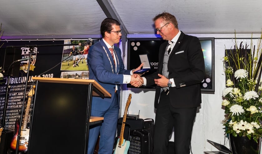 Burgemeester Van Oostrum reikt de Koninklijke Erepenning uit aan voorzitter Marc Dieperink. Foto: Marcel ter Bals, Orangepictures