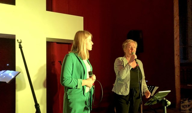 Marise en Anja den Bakker zingen in The Passion Steenderen. Foto: PR