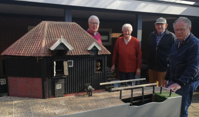 Het schaalmodel van de watermolen Den Haller wordt opgehaald bij mevrouw Th. Bruil-Hietbrink. Foto: Rob Weeber