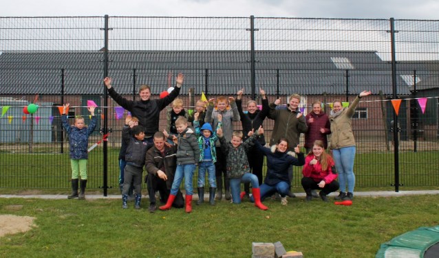 Blije gezichten bij de feestelijke opening van het nieuwe voetbalcourt. Foto: Zorgboerderij De Mettemaat
