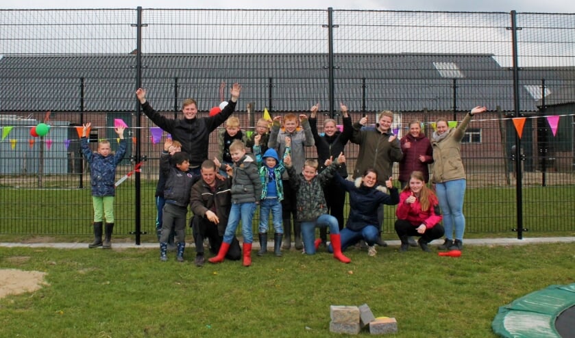 Blije gezichten bij de feestelijke opening van het nieuwe voetbalcourt. Foto: Zorgboerderij De Mettemaat