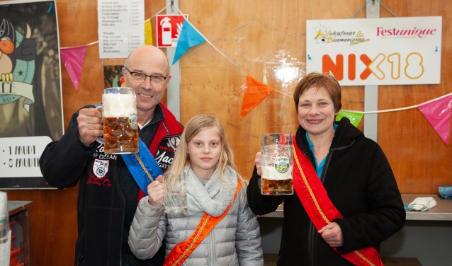 Het nieuwe koningspaar Jan Eggink en Marian Nieuwenhave proosten op hun titel. De nieuwe jeugdprinses van 't Broek werd Noor van der Sluijs. Foto: PR.