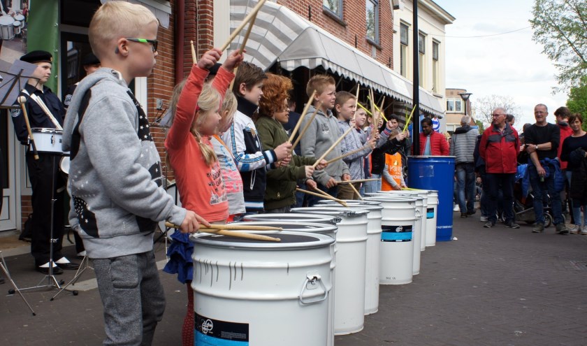 Samen trommelen in de drumworkshop. Foto: PR