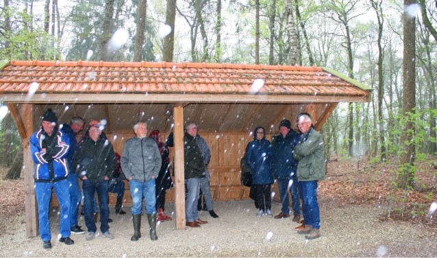 De schuilhut komt direct goed van pas tijdens de feestelijke opening. Foto: Dinès Quist