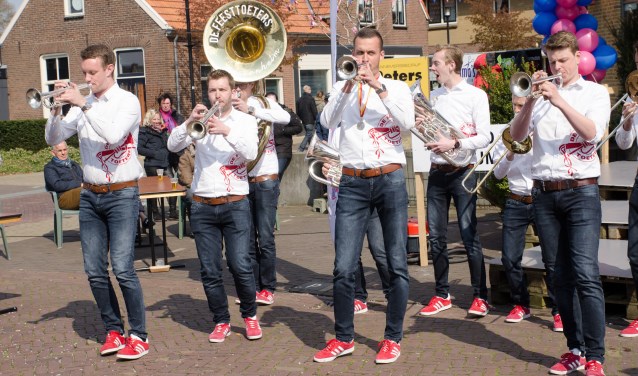 De mannen van De Feesttoeters wisten de sfeer er flink in te brengen. Foto: Achterhoekfoto.nl/Paul Harmelink