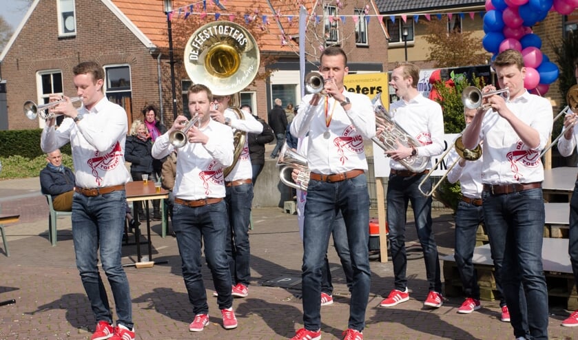 De mannen van De Feesttoeters wisten de sfeer er flink in te brengen. Foto: Achterhoekfoto.nl/Paul Harmelink