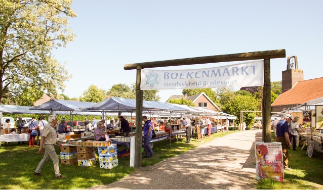 Boekenmarkt bij de Koppelkerk. Foto: Alex en Janneke van der Galiën