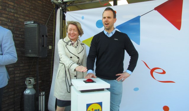 De opening van de Lidl, meteen ook de laatste officiële handeling als wethouder van Patricia Hoytink-Roubos. Foto: Rob Stevens