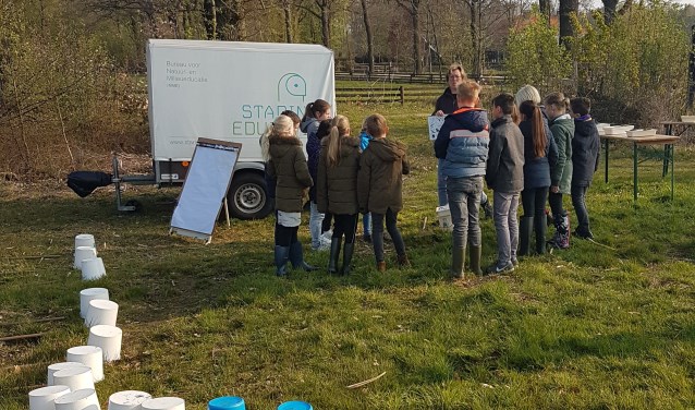 Leerlingen van de Bataaf krijgen uitleg over de dieren in het veen. Foto: D. Nijenhuis