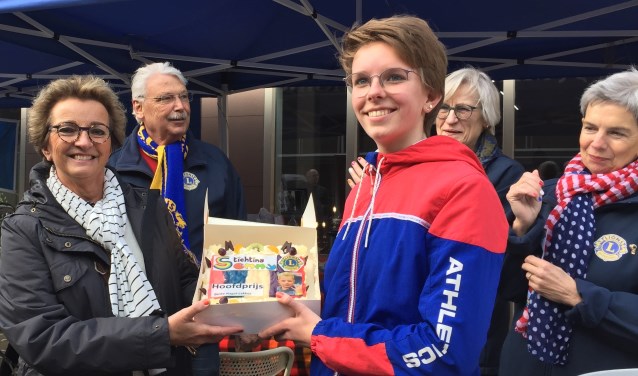 Lions lid Hannie Zweverink overhandigt de feesttaart aan Yvette Bremer uit Steenderen. Foto: Lionsclub Bronckhorst