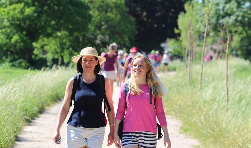 Gezellig wandelen tijdens de Achterhoekse Wandelvierdaagse. Foto: PR