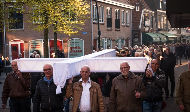 Indrukwekkende fakkeltocht door het centrum van Lichtenvoorde. Foto: Renske Hummelink