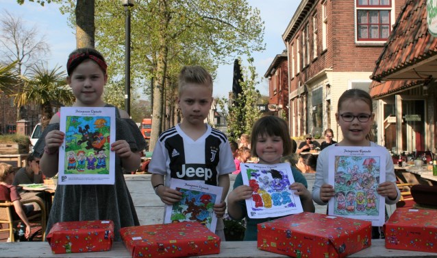 Na een traktatie en de prijsuitreiking wilden de winnaars nog wel even op de foto.Foto: PR