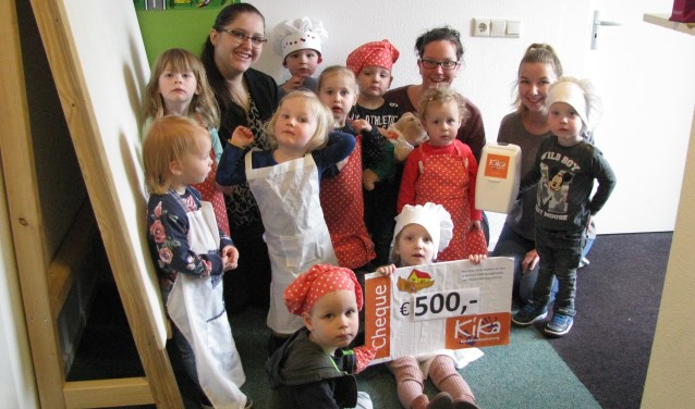 De kinderen van De Bosarck met de begeleiders én de KiKa-cheque. Foto: PR