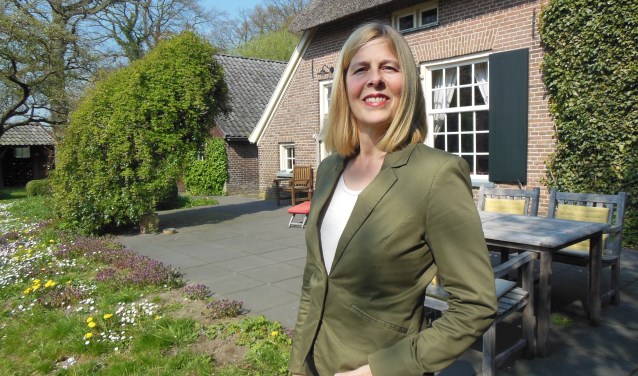 Mirjam van Tiel bij haar monumentale boerderij op landgoed Hackfort. Foto: Eric Klop