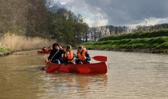 De kinderen hadden snel de slag van het kanoën te pakken. Foto: PR
