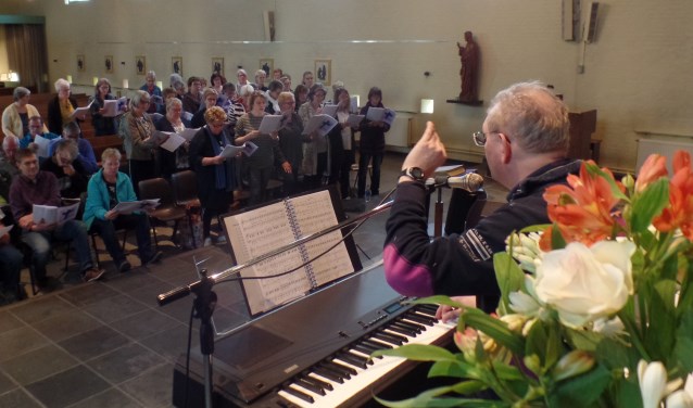 Onder leiding van Frank Sterenborg wordt er nog druk gerepeteerd. Foto: Jan Hendriksen