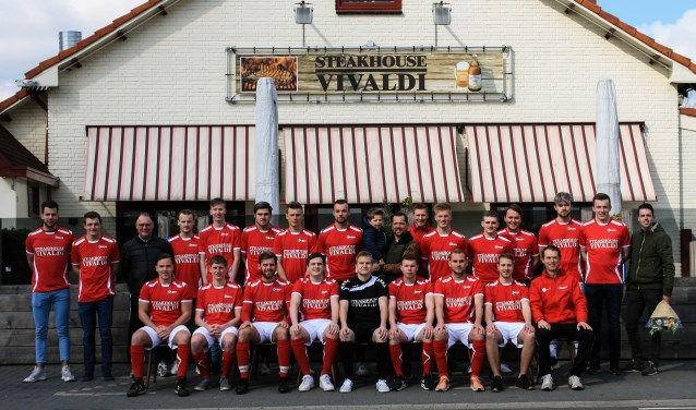 AZSV H4 en H9 poseren met Kevin Wiggers voor shirtsponsor steakhouse Vivaldi. Foto: Mirte van Schepen