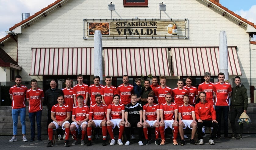 AZSV H4 en H9 poseren met Kevin Wiggers voor shirtsponsor steakhouse Vivaldi. Foto: Mirte van Schepen