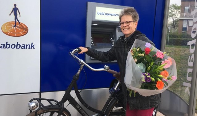 Mevrouw Van Wessel kreeg vrijdag tot haar grote verrassing een bos bloemen bij het pinnen. Foto: PR