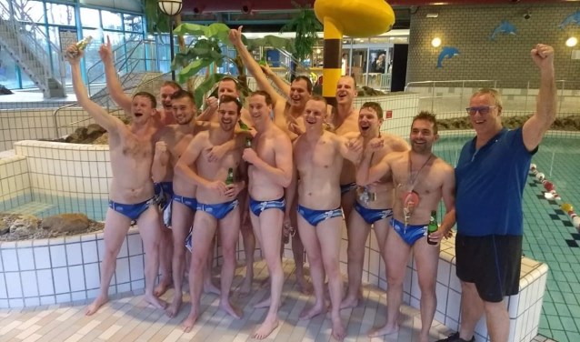 ZPC Livo heren 1 promoveert naar de eerste klasse. Daar moet op gedronken worden. Foto: eigen foto