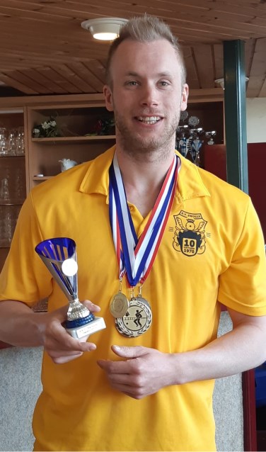 Algemeen kampioen Jurgen te Brake bij de prijsuitreiking. Foto: KV Zwolle