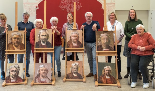 Een groep Rembrandt-schilders met hun zelfportret. Foto: Louis Swart