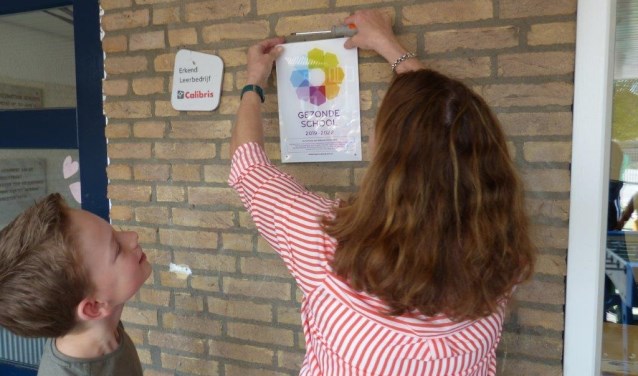 Het mag aan de muur: De Hoeksteen is een Gezonde School. Foto: PR