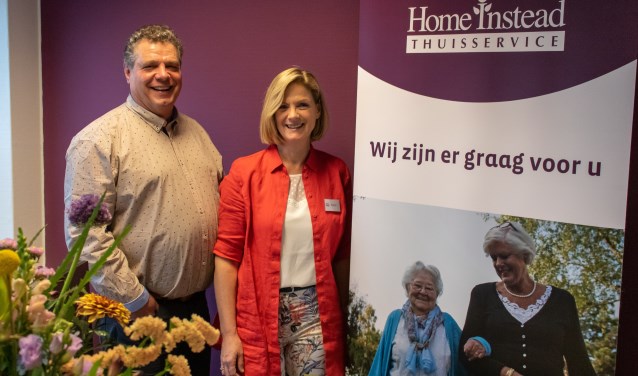 Eric van Putten en Doret Geutjes openen de vestiging van Home Instead in Groenlo. Foto: Jaap Eijsker