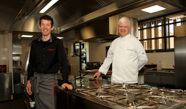 Jurgen (l.) en Johan Wunderink zijn tevreden met hun nieuwe keuken. Foto: Liesbeth Spaansen