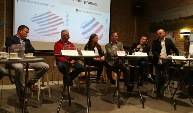 De fractieleiders in de Berkellandse raad, van links af Gerard Hilhorst (CDA), Bennie Morsink (OBL), Betsy Wormgoor (PvdA), Wim Klein Willink (VVD), Han Boer (D'66) en Leo Morren (GL). Foto: Rob Weeber