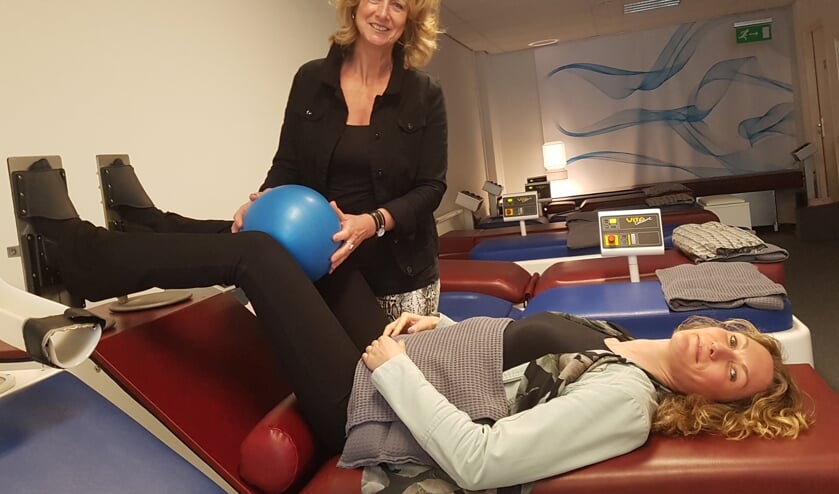 Sylvia en, op de bank, eigenaar Melanie vertellen graag meer over het slenderen. Foto: Kyra Broshuis