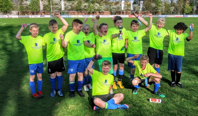 De jongens van basisschool Rozengaardsweide kwamen na een spannende strijd als winnaar uit de bus. Foto: Luuk Stam