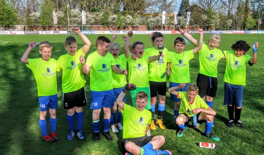 De jongens van basisschool Rozengaardsweide kwamen na een spannende strijd als winnaar uit de bus. Foto: Luuk Stam