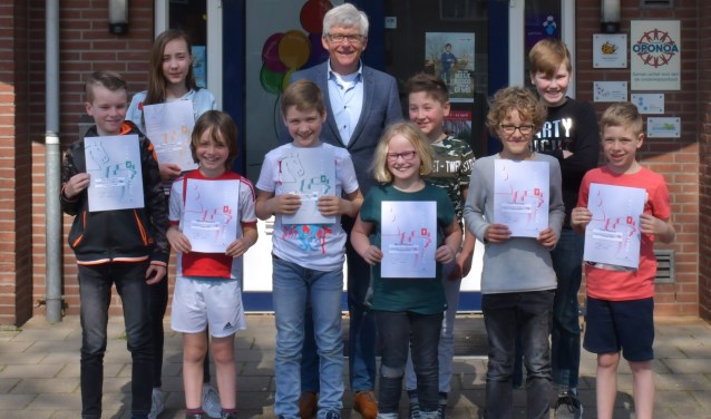 De geslaagde leerlingen tussen Maurits van Uhm: v.l.n.r.:Tim Reinders, Floor Bosboom, Rainier Bemers, Max Willemsen, Marith Ribbers, Mayren Regelink, Liam Klunder, Lars Henrix en Steijn van Veenhuizen. Foto: PR.