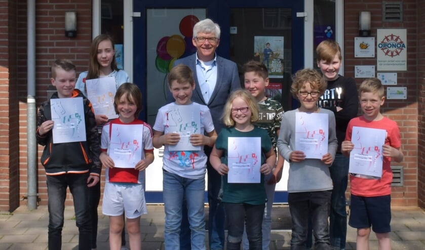 De geslaagde leerlingen tussen Maurits van Uhm: v.l.n.r.:Tim Reinders, Floor Bosboom, Rainier Bemers, Max Willemsen, Marith Ribbers, Mayren Regelink, Liam Klunder, Lars Henrix en Steijn van Veenhuizen. Foto: PR.