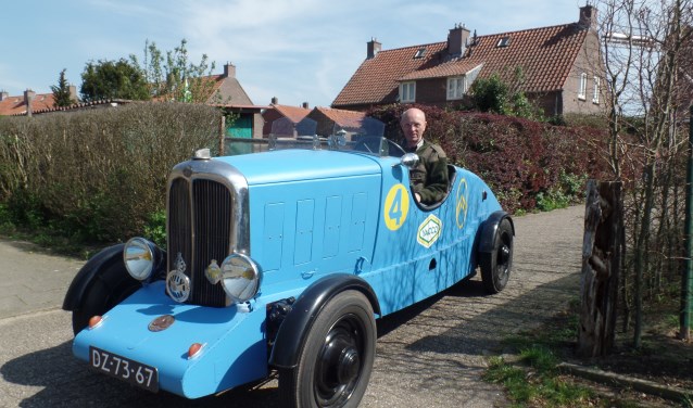 Joop Groot Nuelend met zijn blauwe 'La Petite Rosalie'. Foto: Jan Hendriksen.