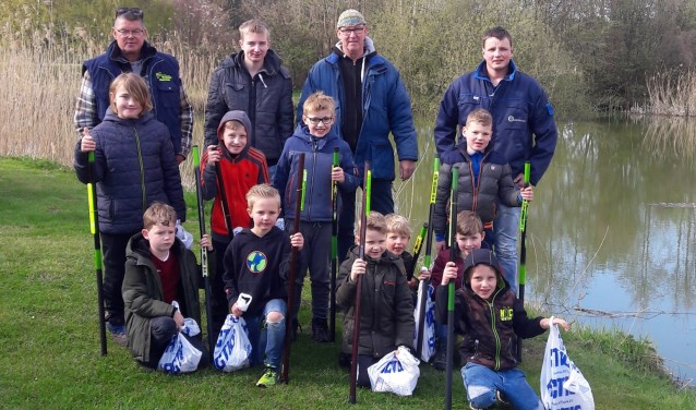 De jeugdige vissers met hun begeleiders. Foto: PR