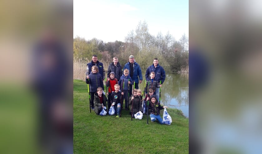 De jeugdige vissers met hun begeleiders. Foto: PR