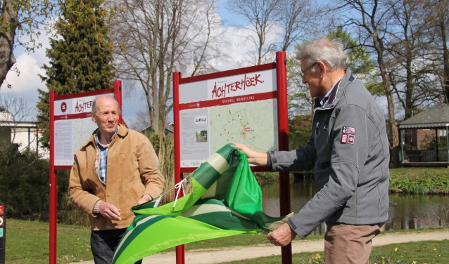 Onthulling van de Droebelroute door Anton Stortelder (links) en Harry Spekschoor. Foto: Kyra Broshuis