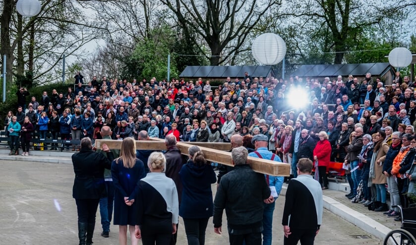 Het binnendragen van het kruis in het Openluchttheater. Foto: PR Openluchttheater